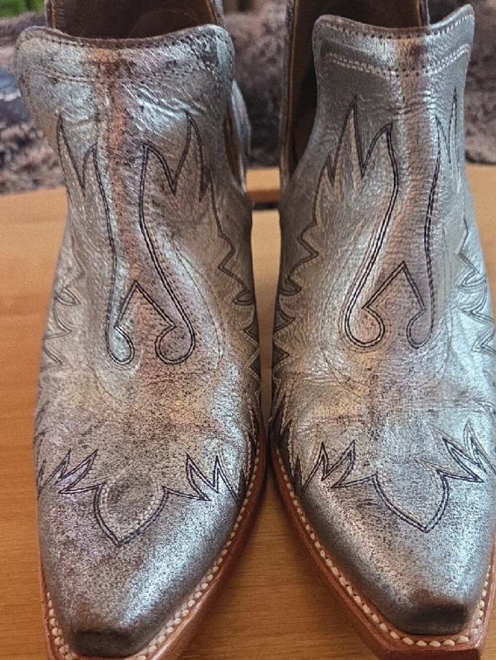 ARIAT Distessed Silver Leather Sniptoe Booties, 7.5 - Picture 7 of 12